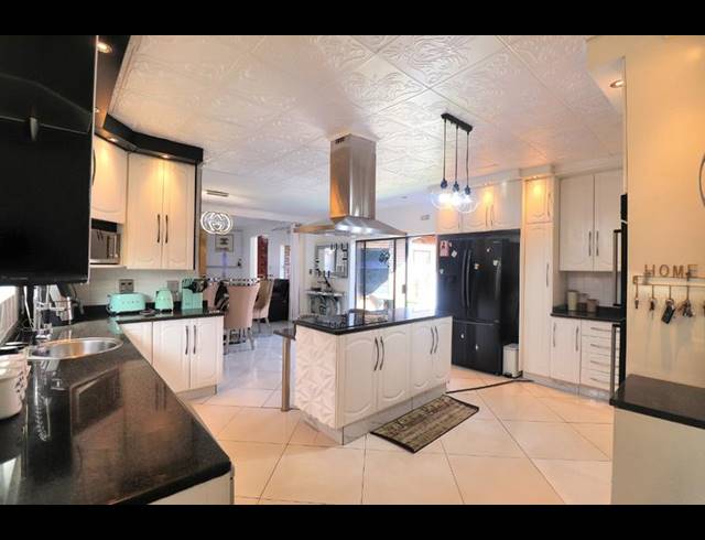 4 BEDROOM HOUSE FOR SALE IN LENASIA EXT 8